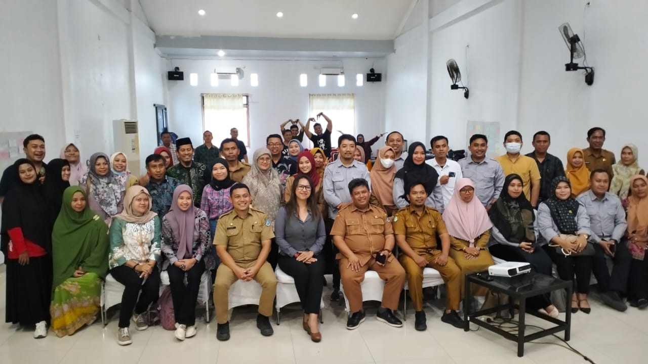 TRAINING -- Peserta Training of Communicators (ToC) Komunikasi Antar Pribadi Imunisasi HPV di Kabupaten Bulukumba selama dua hari foto bersama narasumber dan panitia usai kegiatan. 