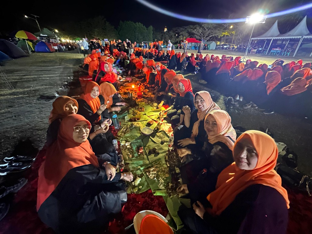 JAMBORE -- Pengurus PKK se Kabupaten Bulukumba saat makan malam bersama disela-sela pelaksanaan Jambore PKK di Kecamatan Ujung Bulu. Jambore dilaksanakan selama tiga hari.
