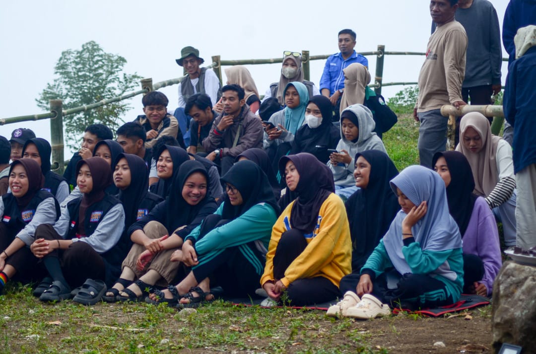 KEMAH PEMUDA -- DPD KNPI Kabupaten Bulukumba menggelar Kemah Pemuda dengan tema 'Ikhtiar Merawat Bumi' di Lego-lego Sarrea, Desa Kahayya, Kecamatan Kindang, Kabupaten Bulukumba, pada Sabtu-Minggu, (21-22/9).