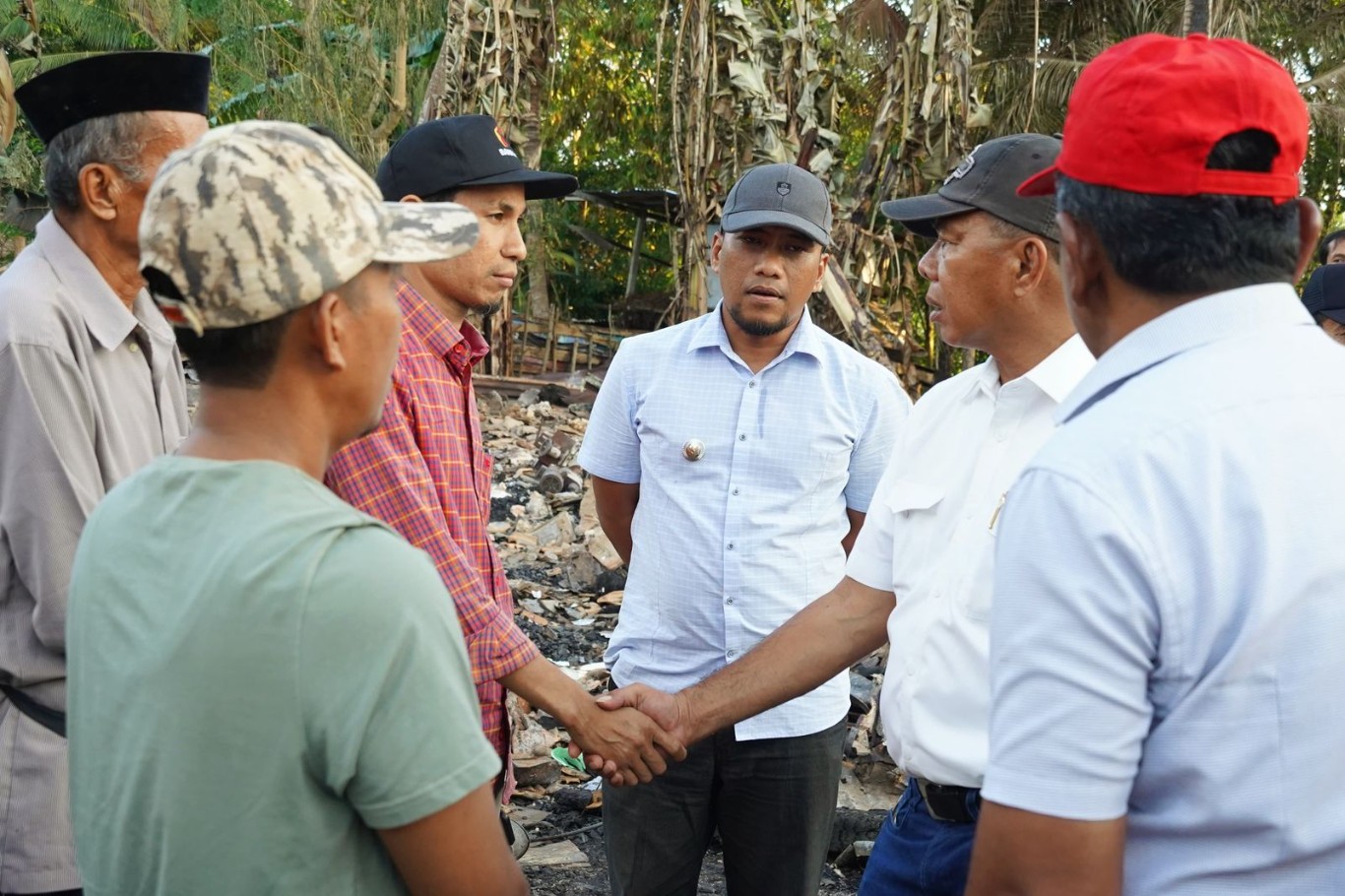 KUNJUNGI KORBAN -- Bupati Bulukumba, Andi Muchtar Ali Yusuf mengunjungi korban kebakaran di Desa Tamalanrea, Kecamatan Bonto Tiro usai menghadiri Rakor Pengendalian Inflasi Wilayah Selatan Provinsi Sulawesi Selatan yang dilaksanakan Bank Indonesia di kawasan wisata Tanjung Bira, Kamis (5/9). 
