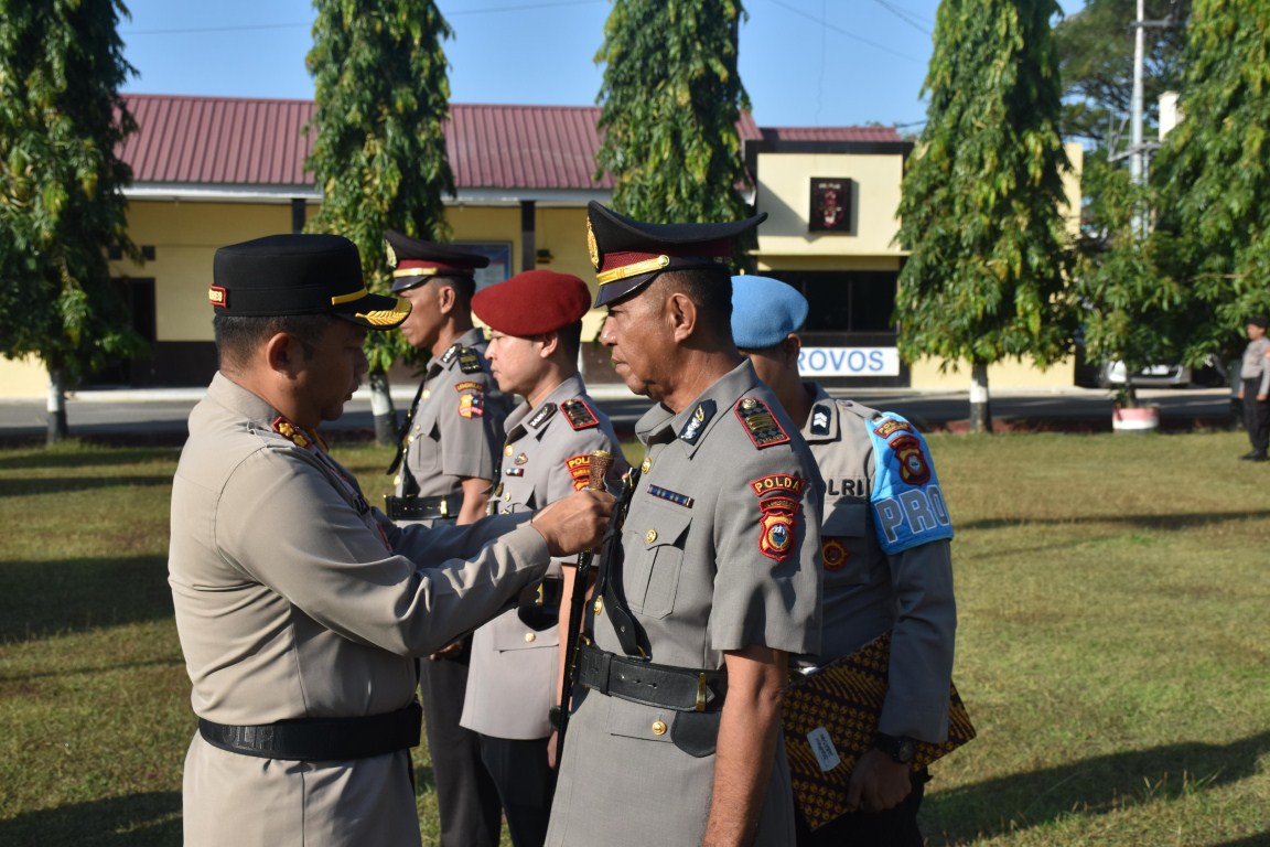 LANTIK -- Kapolres Bulukumba AKBP Andi Erma Suryono memimpin upacara pelantikan dan pengambilan sumpah jabatan sejumlah pejabat di halaman upacara Mapolres Bulukumba, Senin (2/9). 