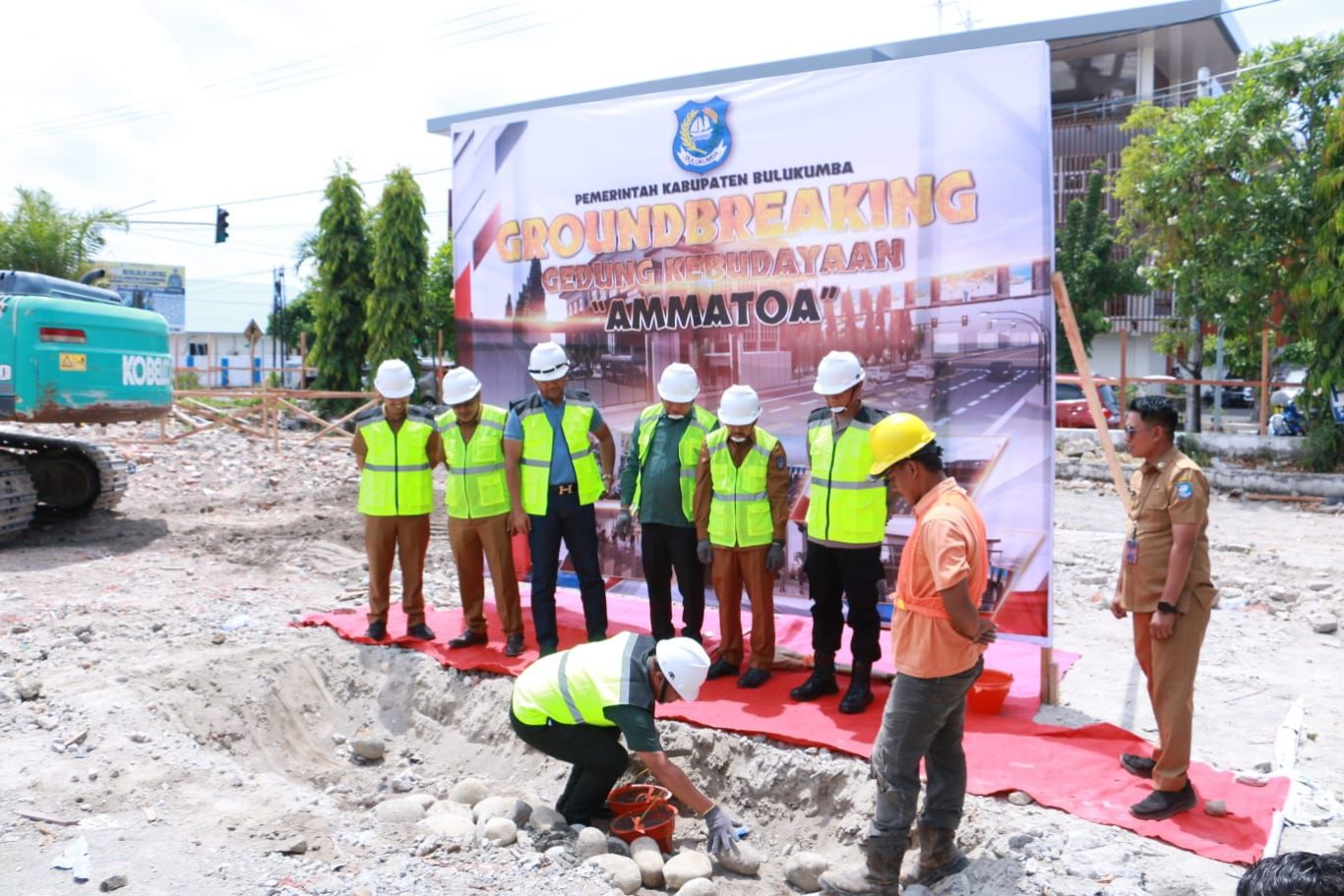 MULAI DIBANGUN -- Pjs Bupati Bulukumba, Muhammad Rasyid melakukan peletakan batu pertama pembangunan Gedung Kebudayaan Gedung Ammatoa tahap pertama, Senin (30/9). 
