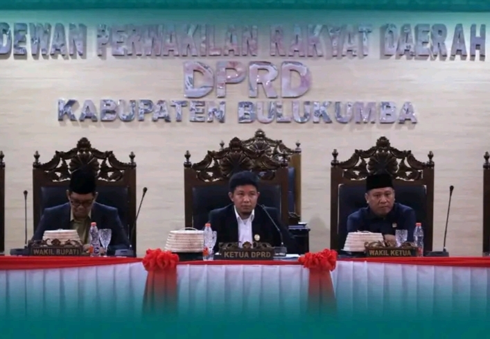 TETAPKAN FRAKSI -- DPRD Bulukumba menetapkan nama fraksi dan Pimpinan Fraksi DPRD Kabupaten Bulukumba melalui melalui rapat paripurna di Gedung DPRD, Senin (2/9). 
