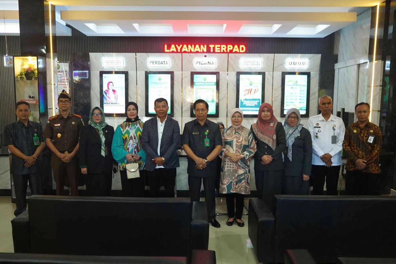RESMIKAN -- Bupati Bulukumba Andi Muchtar Ali Yusuf menghadiri peresmian Pelayanan Terpadu Satu Pintu (PTSP) Modern berbasis Teknologi Informasi (IT) Pengadilan Negeri Bulukumba, Rabu (11/9). 
