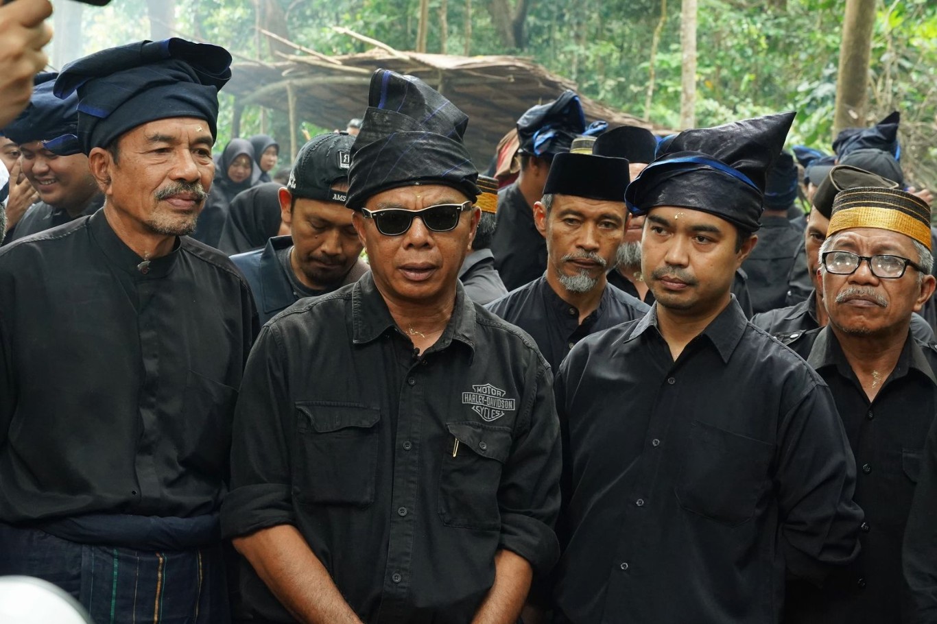 FESTIVAL -- Ritual Andingingi mengawali rangkaian pembukaan Festival Pinisi ke-14 tahun 2024 yang digelar di Kawasan Hutan, Kecamatan Kajang, Kabupaten Bulukumba, Sabtu (7/9). Tampak Bupati Bulukumba, Andi Muchtar Ali Yusuf mengikuti ritual tersebut.
