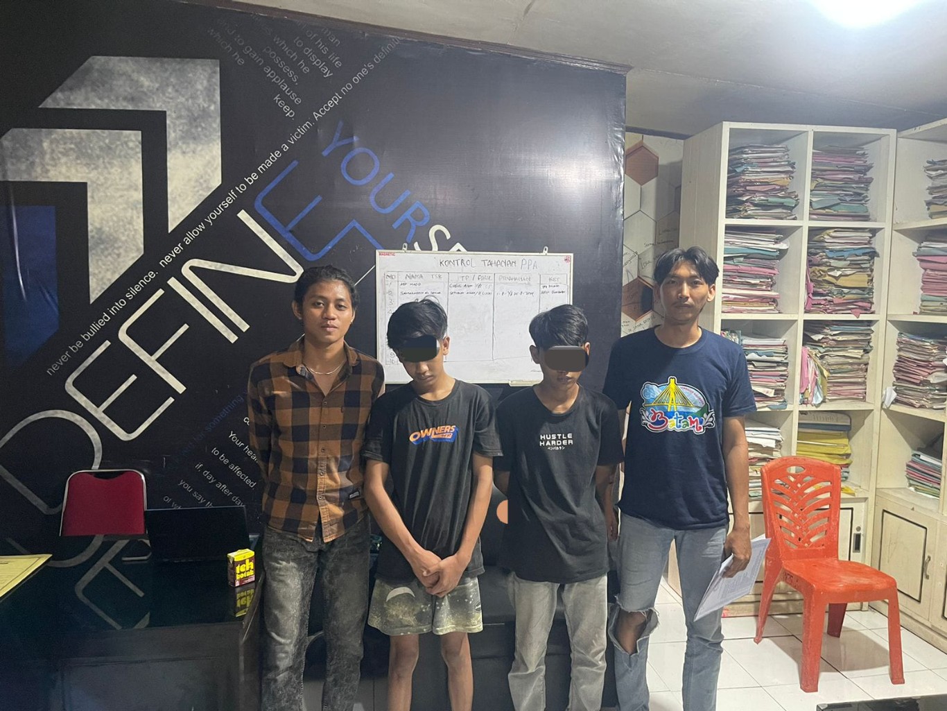 DITANGKAP -- Aparat Polsek Ujung Bulu mengamankan dua pria MA (16), dan MF (17), dengan barang bukti lima buah tabung gas 3 Kg.