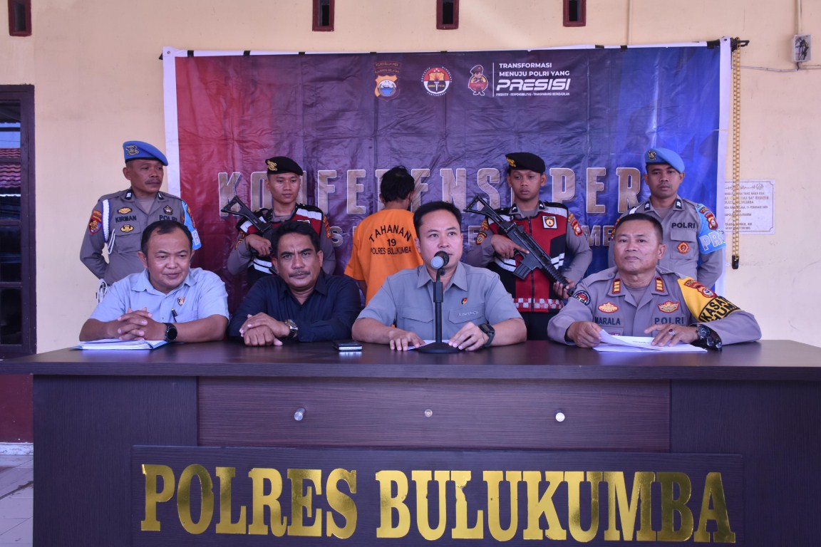 TERSANGKA -- Sat Reskrim Polres Bulukumba bersama Unit Reskrim Polsek Rilau Ale Bulukumba bergerak cepat menangani kasus penganiayaan anak di bawah umur yang viral di media sosial. Penyidik telah menetapkan FR (44) sebagai tersangka, Rabu (11/9)
