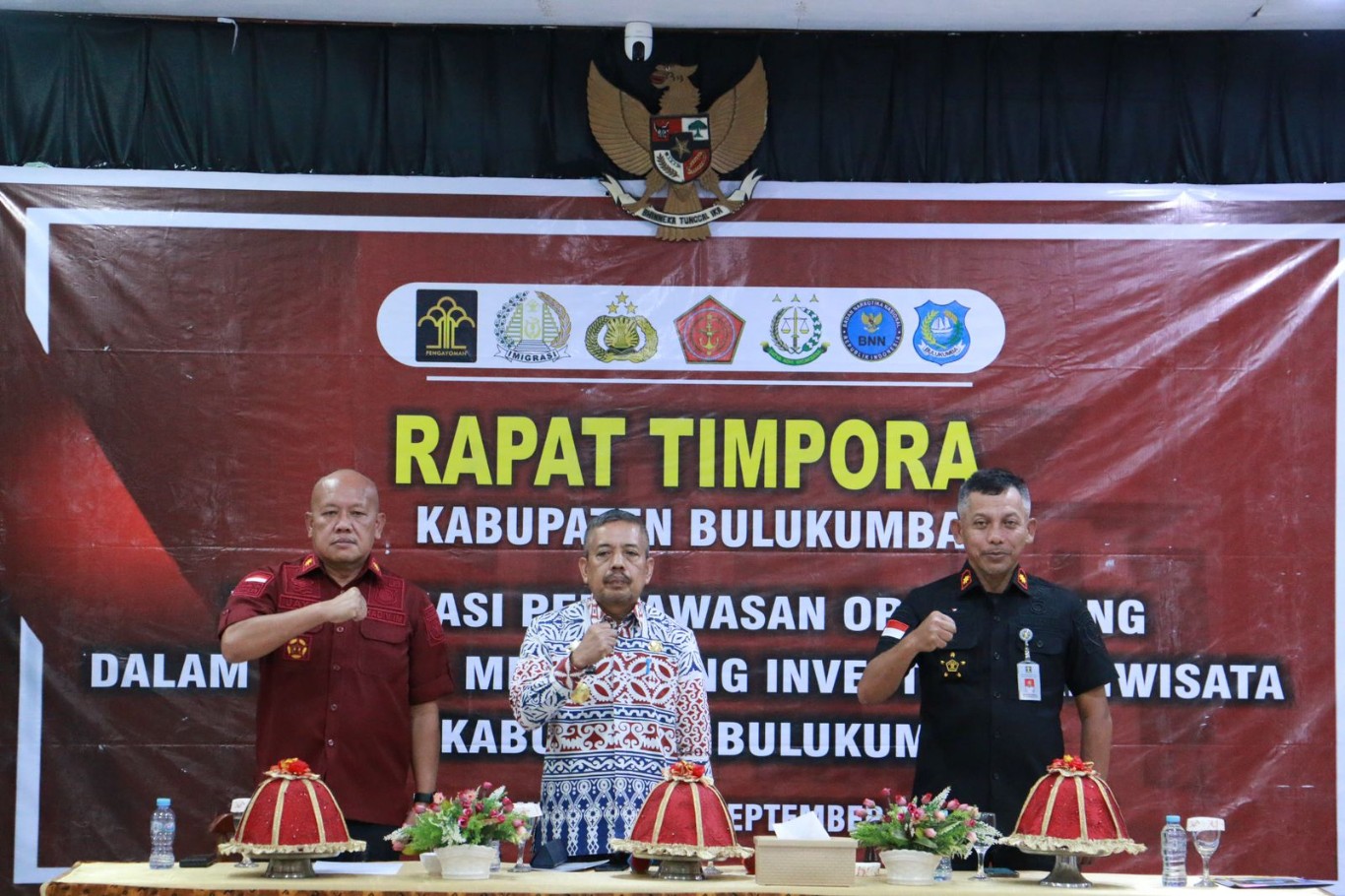RAPAT -- Pjs Bupati Bulukumba Muhammad Rasyid membuka kegiatan Rapat Tim Pengawasan Orang Asing (Timpora) di kawasan Tanjung Bira, Kamis (26/9).
