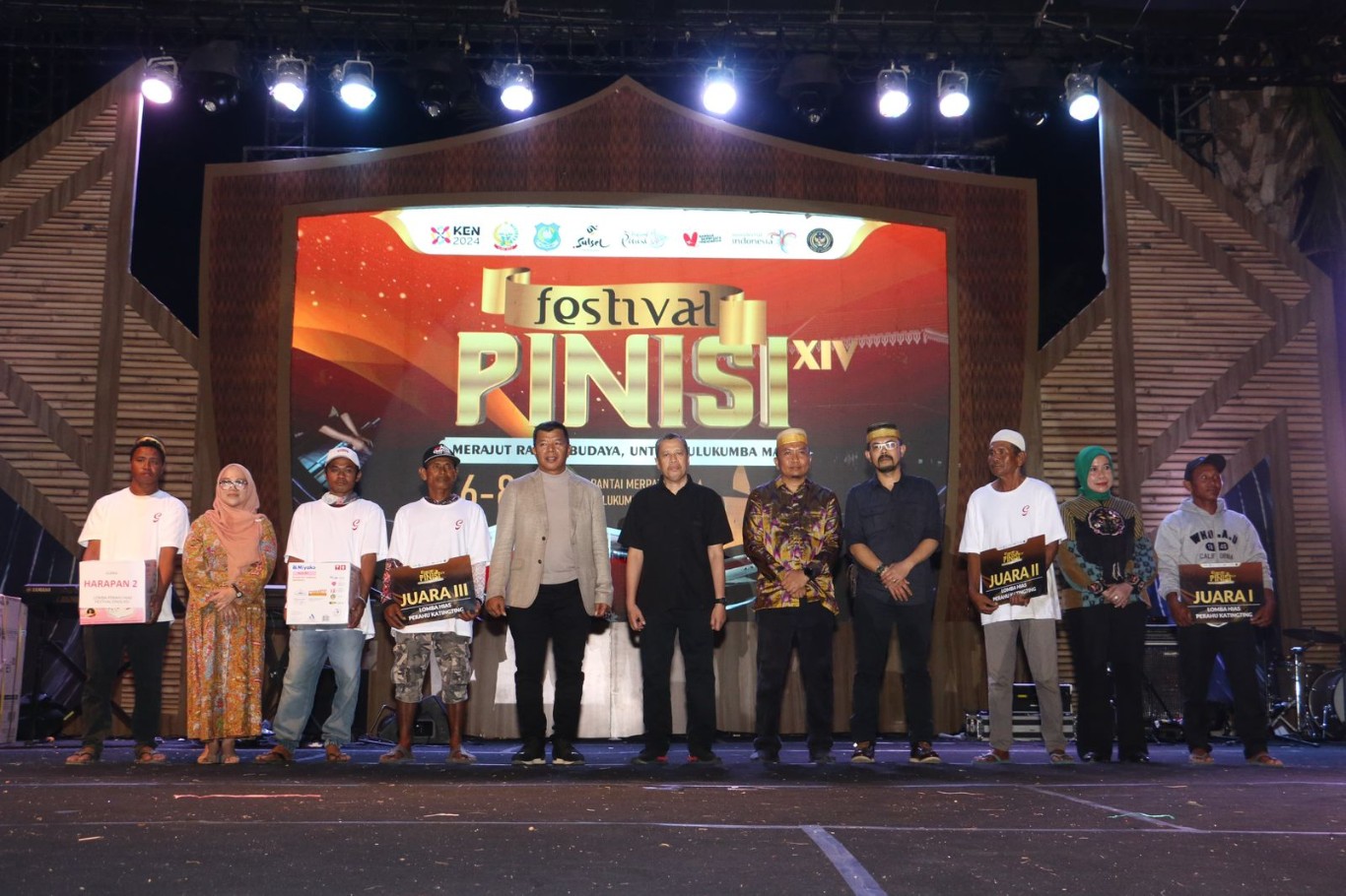 KUNJUNGAN MENINGKAT -- Bupati Bulukumba Andi Muchtar Ali Yusuf saat menyampaikan sambutan disela-sela acara penutupan Festival Pinisi XIV tahun 2024 di Pantai Merpati Bulukumba, Minggu (8/9).
