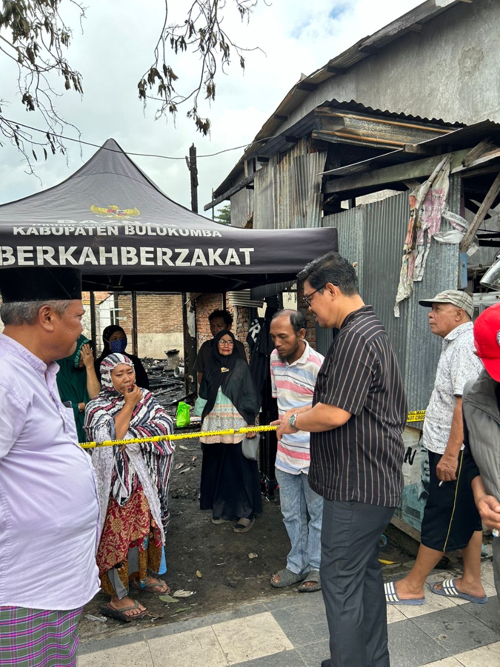 TEMUI KORBAN -- Wakil Bupati Bulukumba, Andi Edy Manaf mengunjungi korban kebakaran di Kompleks BTN 1 Jalan Kedondong, Kelurahan Loka, Kecamatan Ujung Bulu, Kabupaten Bulukumba, Sabtu (7/9).
