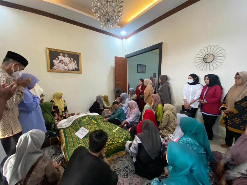 ist
BERDUKA--Almarhum dikelilingi keluarganya di rumah duka.Wali Kota Makassar, Moh Ramdhan Pomanto kaget dan mengaku sangat kehilangan sosok yang sangat loyal dan bekerja dalam diam.
