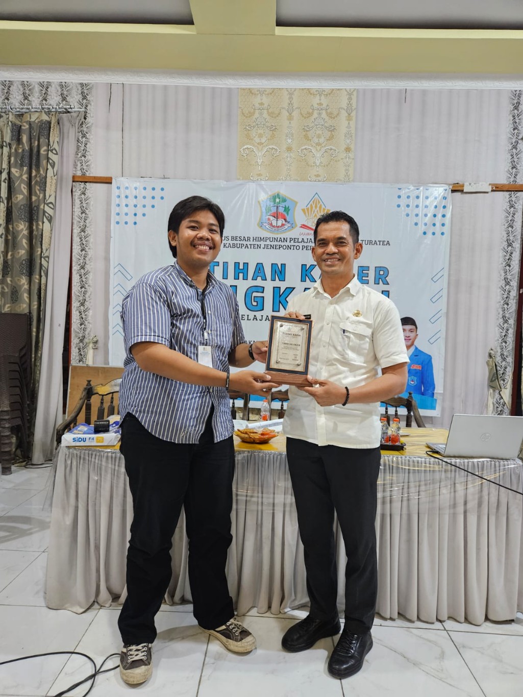 CINDERAMATA -- Kadis Kominfo dan Statistik Jeneponto, Sulaeman Natsir (kanan), menerima cinderamata dari panitia.

