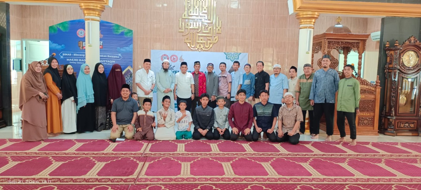 DIKLAT -- Direktur Keuangan PT Semen Tonasa sekaligus Dewan Pembina YDPI (tengah) foto bersama Ketua YDPI Semen Tonasa, Ilyas HM, narasumber dan peserta Diklat Penyelenggaraan Jenazah.
