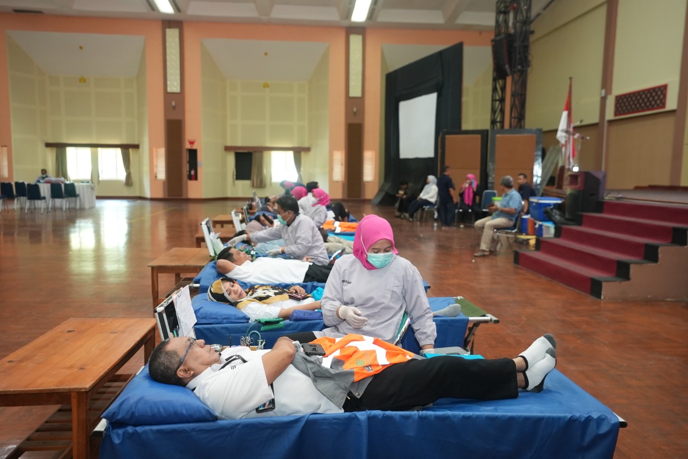 DONOR DARAH -- Direktur Keuangan PT Semen Tonasa, Anis, saat melakukan aksi donor darah bersama jajaran manajemen, karyawan dan karyawati Semen Tonasa.
