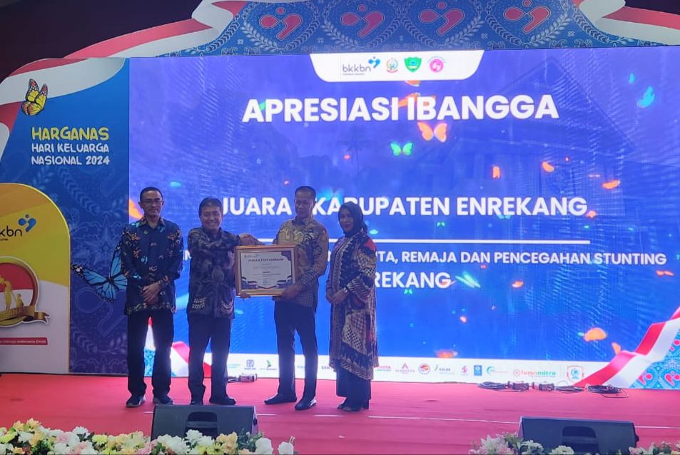 PENGHARGAAN -- Pj Bupati Enrekang H Baba saat menerima penghargaan pada apresiasi Lomba Program Bangga Kencana dan Percepatan Penurunan Stunting oleh BKKBN di Lapangan Palantikang, Kantor Bupati Maros, Minggu (1/9).