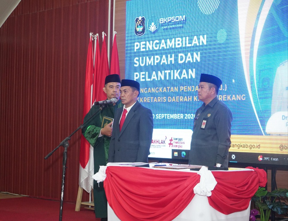 LANTIK -- Pj Bupati Enrekang H Baba mengambil sumpah dan melantik Jumurdin sebagai Pj Sekkab di Pendopo Rujab Bupati, Senin (30/9). 
