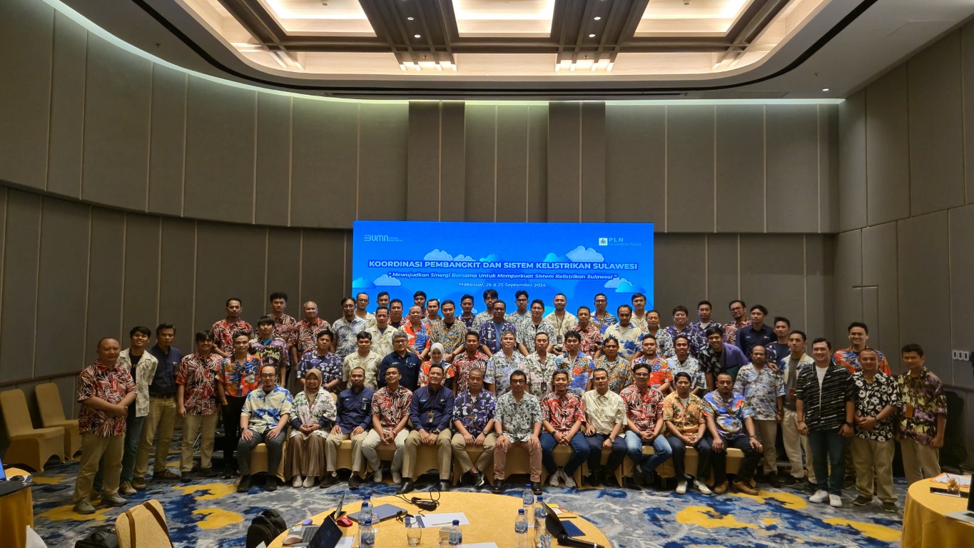 FORUM -- Para peserta Forum Pelanggan dalam rangka Koordinasi Pembangkit dan Sistem Kelistrikan Sulawesi melakukan sesi foto bersama.
