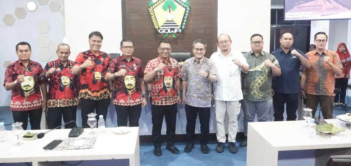 IST
TERIMA KUNJUNGAN -- Sekkab Gowa, Andy Azis Peter saat menerima kunjungan Tim Monitoring Pinjaman Daerah PEN di Gowa. 
