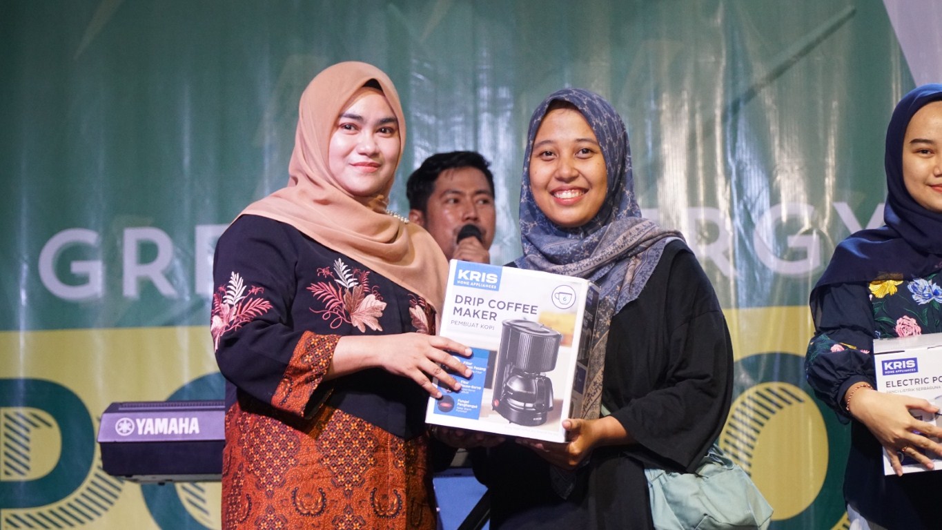 HADIAH -- Manager PLN UP3 Palopo, Rathy Shinta Utami, saat menyerahkan hadiah kepada pelanggan PLN.
