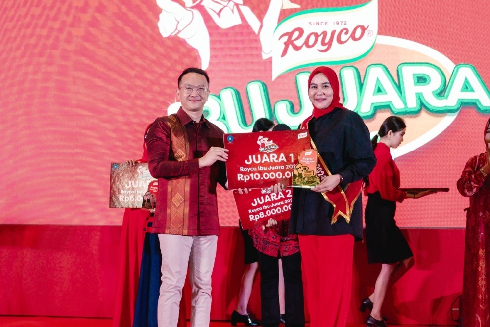HADIAH -- Penyerahan hadiah kepada pemenang kompetisi masak terbesar di Makassar bertajuk 'Royco Ibu Juara' persembahan Royco dan TP PKK Kota Makassar.
