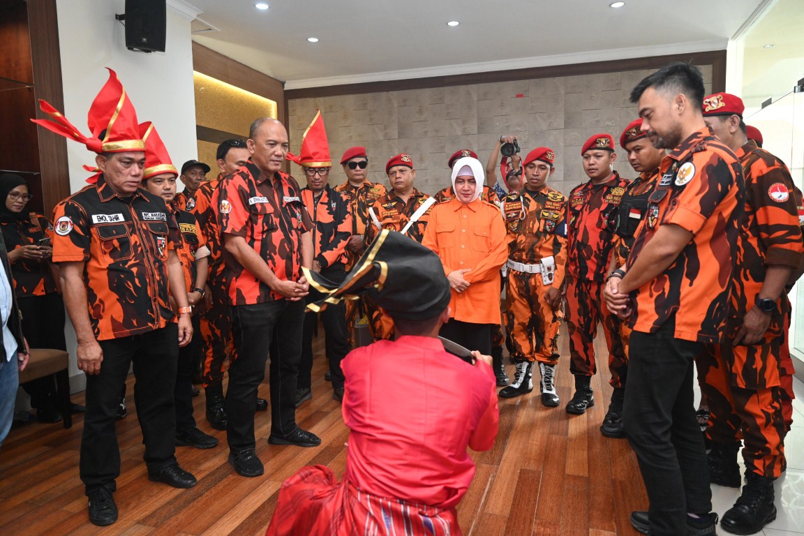 ist
HADIRI--Ketua TP PKK Kota Makassar, Indira Yusuf Ismail, menghadiri pelantikan Sapma Pemuda Pancasila Sulsel di Hotel Aerotel Smile, Kamis (5/6).
