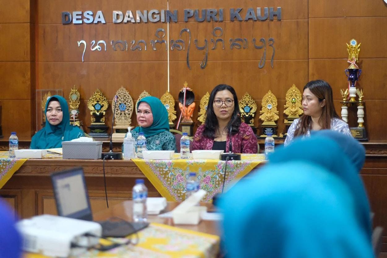IST
INOVASI - Wakil Ketua TP PKK Gowa, Mussadiyah Rauf bersama rombongan meninjau salah satu inovasi TP PKK Denpasar Utara. 

