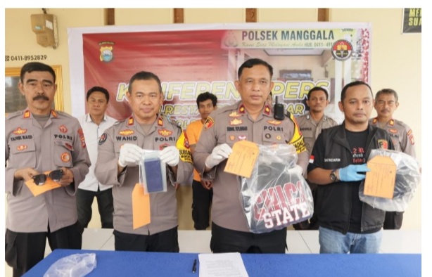 JAMBRET -- Kapolsek Manggala, Kompol Semuel To'Longan  didampingi Kasi Humas Polrestabes Makassar, AKP Wahiduddin dan Kanit Reskrim Polsek Manggala, memberikan keterangan pengungkapan tersangka jambret melalui press release di Polsek Manggala.
