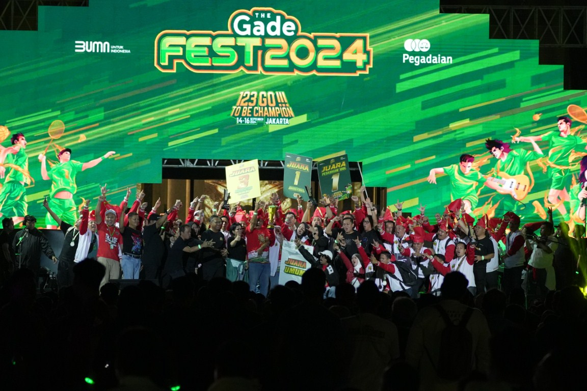JUARA UMUM -- Pemimpin Wilayah PT Pegadaian  Kanwil VI Makassar, Edwin S Inkiriwang di tengah-tengah tim Kanwil Makassar meluapkan kegembiraan usai tampil sebagai Juara Umum pada gelaran The Gade Fest 2024.

