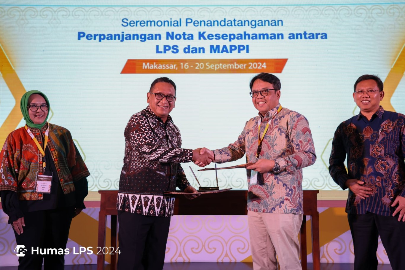 KERJA SAMA -- Perwakilan dari MAPPI (dua dari kiri) dan perwakilan dari LPS Makassar (dua dari kanan) saling bersalaman saling bersalaman usai mereka menandatangani naskah kerja sama. 
