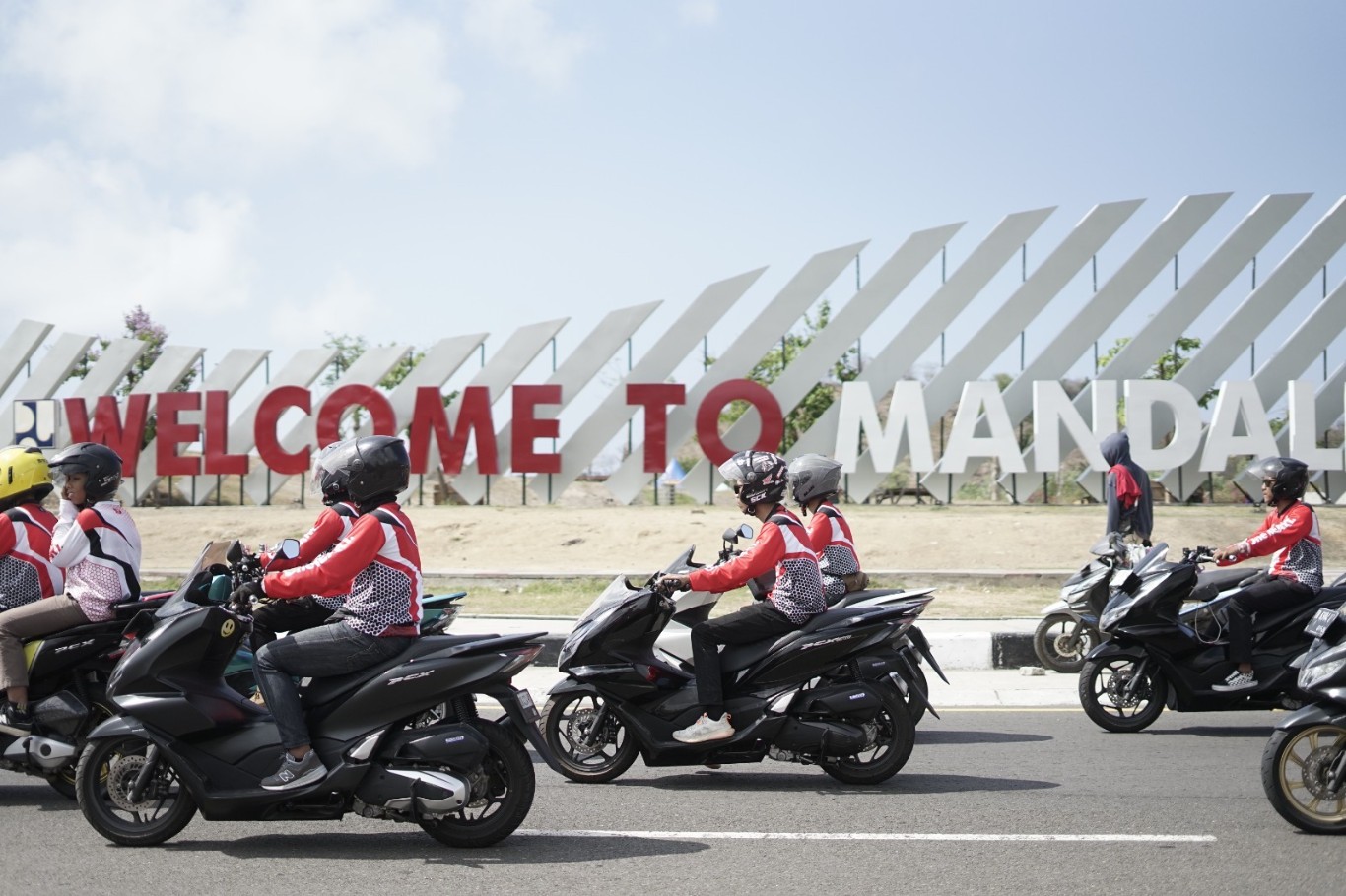 TOURING -- Anggota komunitas PCX saat melakukan touring dalam rangka turut memeriahkan MotoGP Mandalika 2024 dan Asia Talent Cup 2024.
