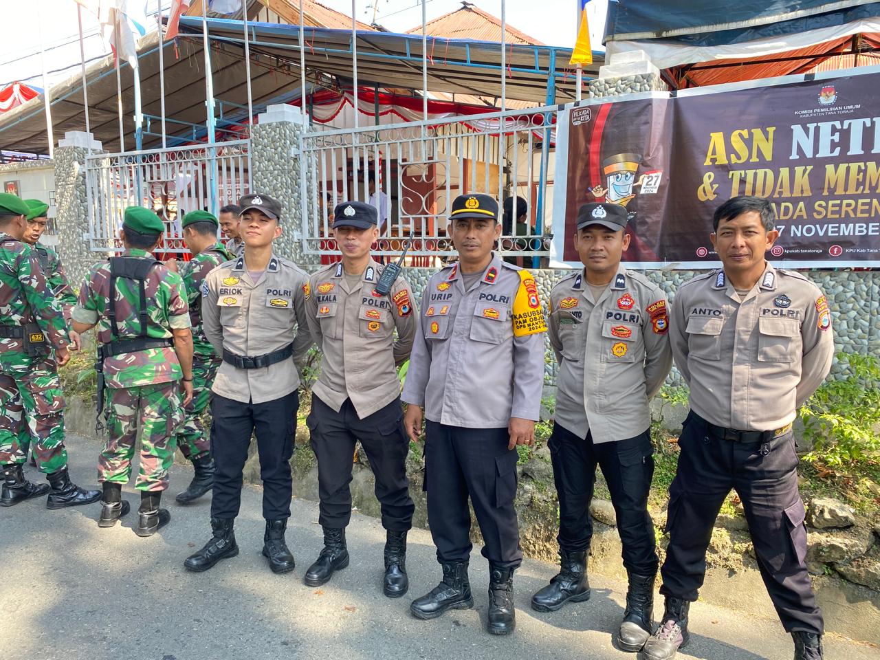 KAWAL -- Personel gabungan TNI/Polri mengawal ketat pelaksanaan pengundian nomor uurut paslon Pilkada Tana Toraja oleh KPU Tator, Senin (23/9).
