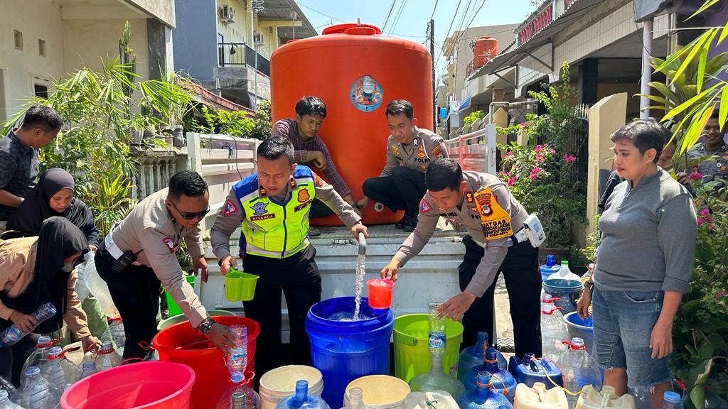 int BANGUN--Dinas PU membangun SPAM di Kelurahan Pannampu, Kecamatan Tallo. Upaya ini dilakukan dalam mengatasi kesulitan akses air bersih, terutama saat musim kemarau.Tampak personel Satlantas Polrestabes Makassar melaksanakan kegiatan Pembagian Air bersih kepada warga di Jalan Dg Reggae Kecamatan Tallo,beberapa waktu lalu.