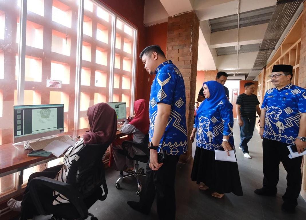 IST
KUNJUNGAN -- Bupati Gowa, Adnan Purichta Ichsan rutin melakukan kunjungan ke Perpusda Gowa untuk melihat langsung animo masyarakat memanfaatkan sarana Perpusda yang dibangun Pemkab Gowa. 
