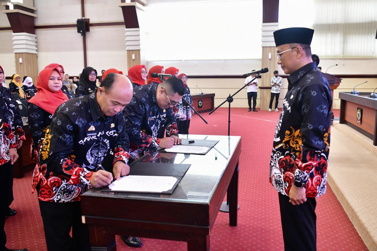 ist
LANTIK--Pj Gubernur Sulsel, Prof Zudan Arif Fakrulloh melantik 24 pejabat Fungsional Pemprov Sulsel, di Ruang Rapat Pimpinan, Kantor Gubernur Sulsel, Kamis (5/9).
