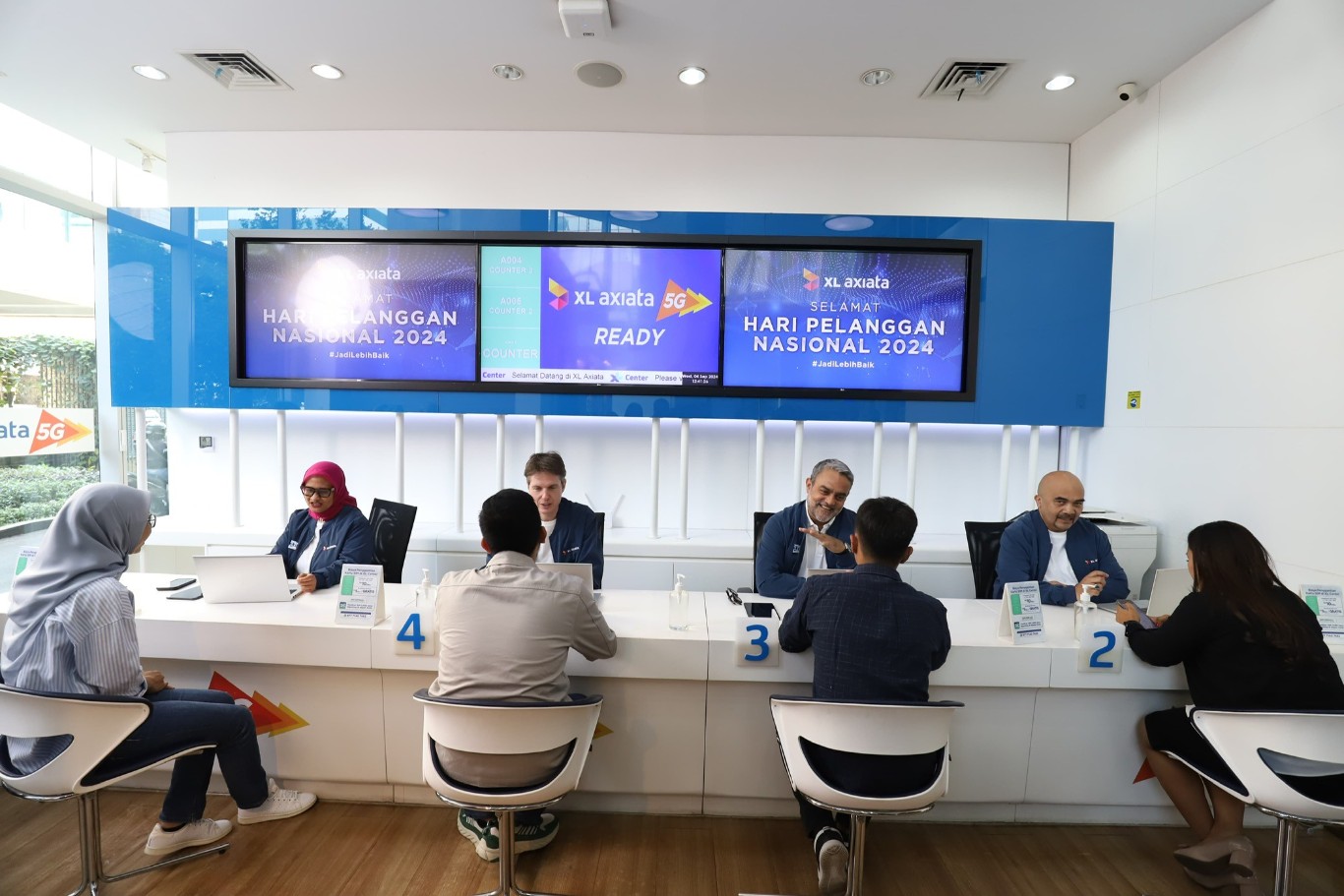 LAYANI PELANGGAN -- Kiri ke kanan: Presiden Direktur & CEO XL Axiata, Dian Siswarini, Direktur & Chief Commercial Officer-Consumer XL Axiata, David Arcelus Oses, Direktur & Chief Commercial Officer-Home XL Axiata, Abhijit J Navalekar, dan Chief Human Capital Officer XL Axiata, M Hira Kurnia, ikut melayani pelanggan secara langsung dalam rangka peringatan Hari Pelanggan Nasional 2024 di Jakarta.
