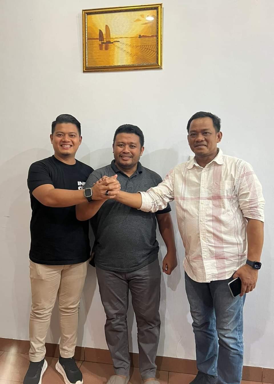 SILATURRAHMI -- Pasangan Calon Bupati dan Wakil Bupati Luwu, Patahuddin dan Devi Bijak melakukan konsolidasi dan anjangsana para tokoh dengan tokoh asal Walmas yakni mantan Wakil Bupati Luwu Amru Saher serta Jodi Pamatan, Minggu (1/9).