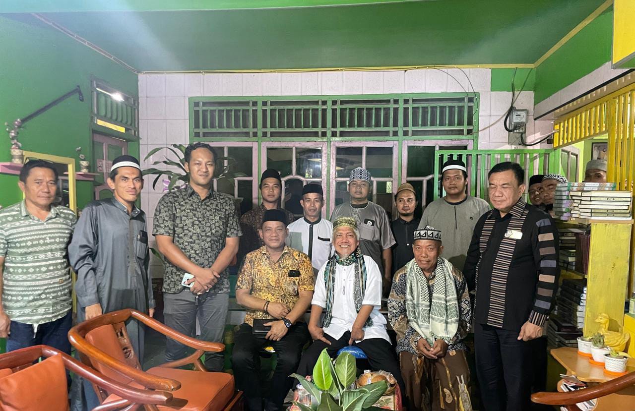 SILATURRAHMI -- Bakal Calon Bupati Luwu, H Patahuddin melakukan silatuhrahmi ke sejumlah tokoh masyarakat dan tokoh agama yang ada di Kabupaten Luwu.  Kali ini H Patahuddin bersilatuhrahmi dengan pimpinan Ponpes Babusa'da Bajo, Senin (9/9)
