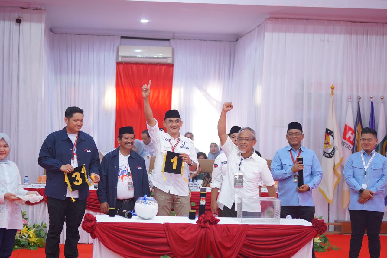 NOMOR URUT -- KPU Luwu melaksanakan rapat pleno terbuka pencabutan nomor urut bagi tiga pasangan calon Bupati dan Wakil Bupati Luwu di Aula Bappelitbangda Kabupaten Luwu, Senin (23/9). 

