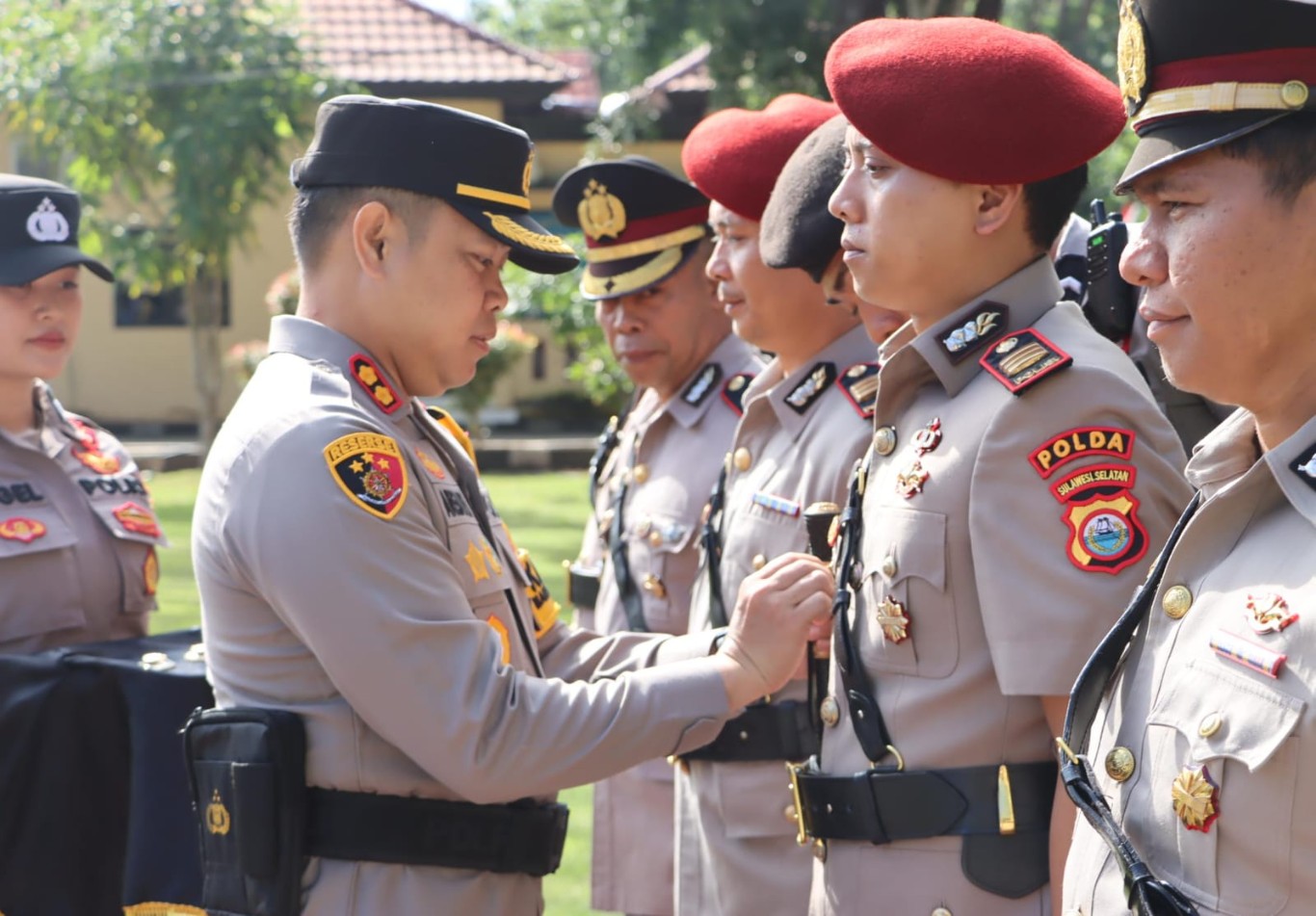 LANTIK -- Kapolres Luwu AKBP Arisandi memimpin upacara serah terima jabatan dan melantik para pejabat utama jajaran Polres Luwu di halaman apel Polres Luwu, Rabu (4/9). 
