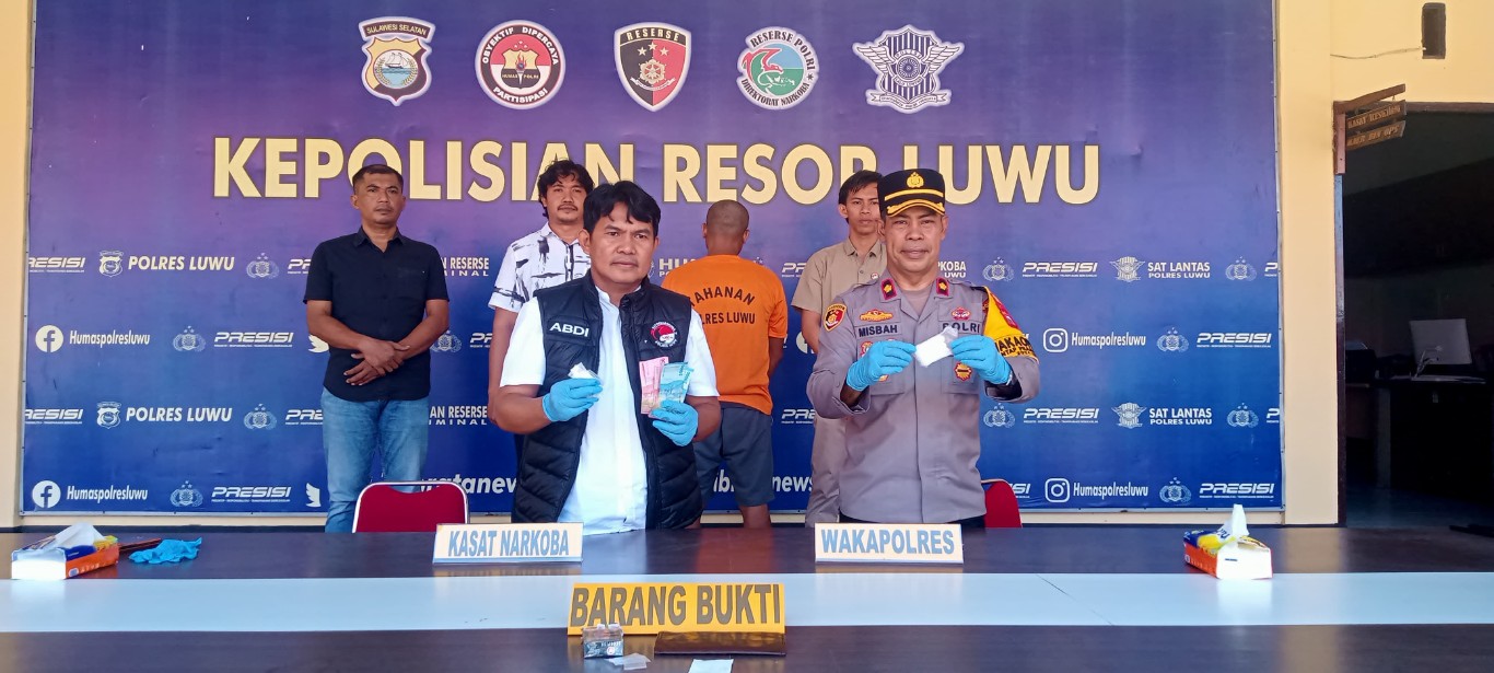 UNGKAP -- Tim Satresnarkoba Polres Luwu berhasil meringkus seorang pria pengedar narkoba jenis sabu-sabu N (25) warga Desa Cakkeawo, Kecamatan Suli, Kabupaten Luwu di sebuah rumah Dusun Buntu Tanah, Desa Cakkeawo, Sabtu (21/9).

