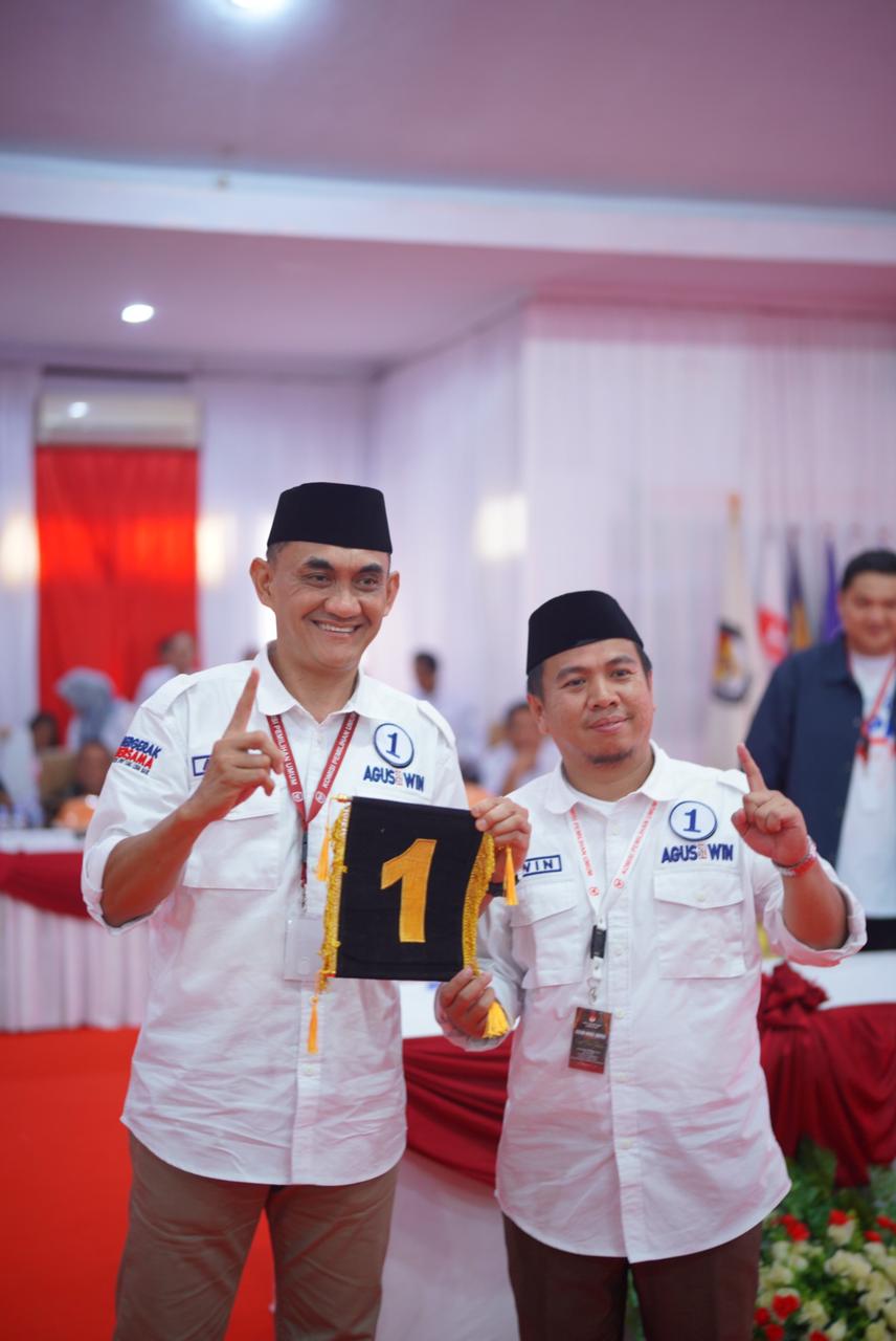 NOMOR SATU -- Pasangan calon Bupati dan Wakil Bupati Luwu, Agussalim dan Erwin Barabba (Agus-Win) secara resmi mencabut nomor urut satu pada rapat pleno terbuka KPU Kabupaten Luwu, Senin (23/9)
