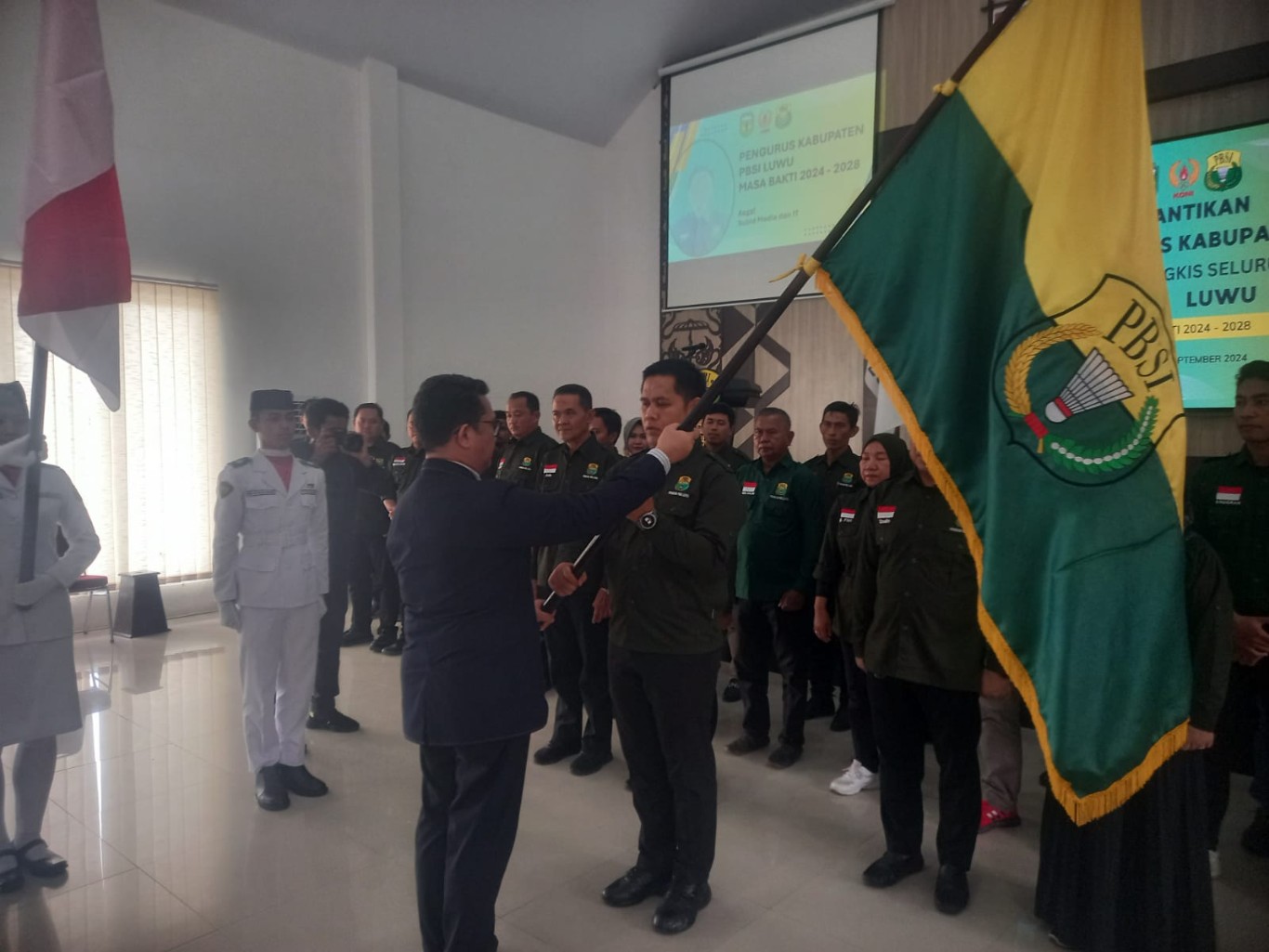 LANTIK -- Pengurus PBSI Kabupaten Luwu yang diketuai Andi Palanggi resmi dilantik Ketua PBSI Sulsel Devo Khaddafi di Gedung Serbaguna Mapolres Luwu, Minggu (29/9) ditandai dengan penyerahan bendera pataka dari Ketua PBSI Sulsel Devo Kadafi kepada Andi Palanggi. 
