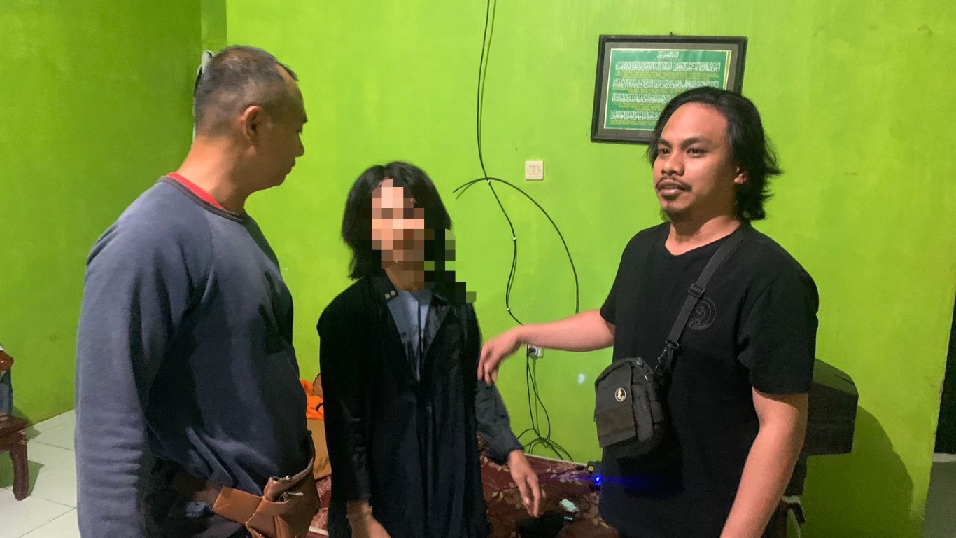 KURAS ISI CELENGAN -- Tim Resmob Satreskrim Polres Luwu berhasil mengamankan seorang pria Ak pelaku pencurian celengan Masjid Nurul Huda Kota Belopa, Minggu (15/9).
