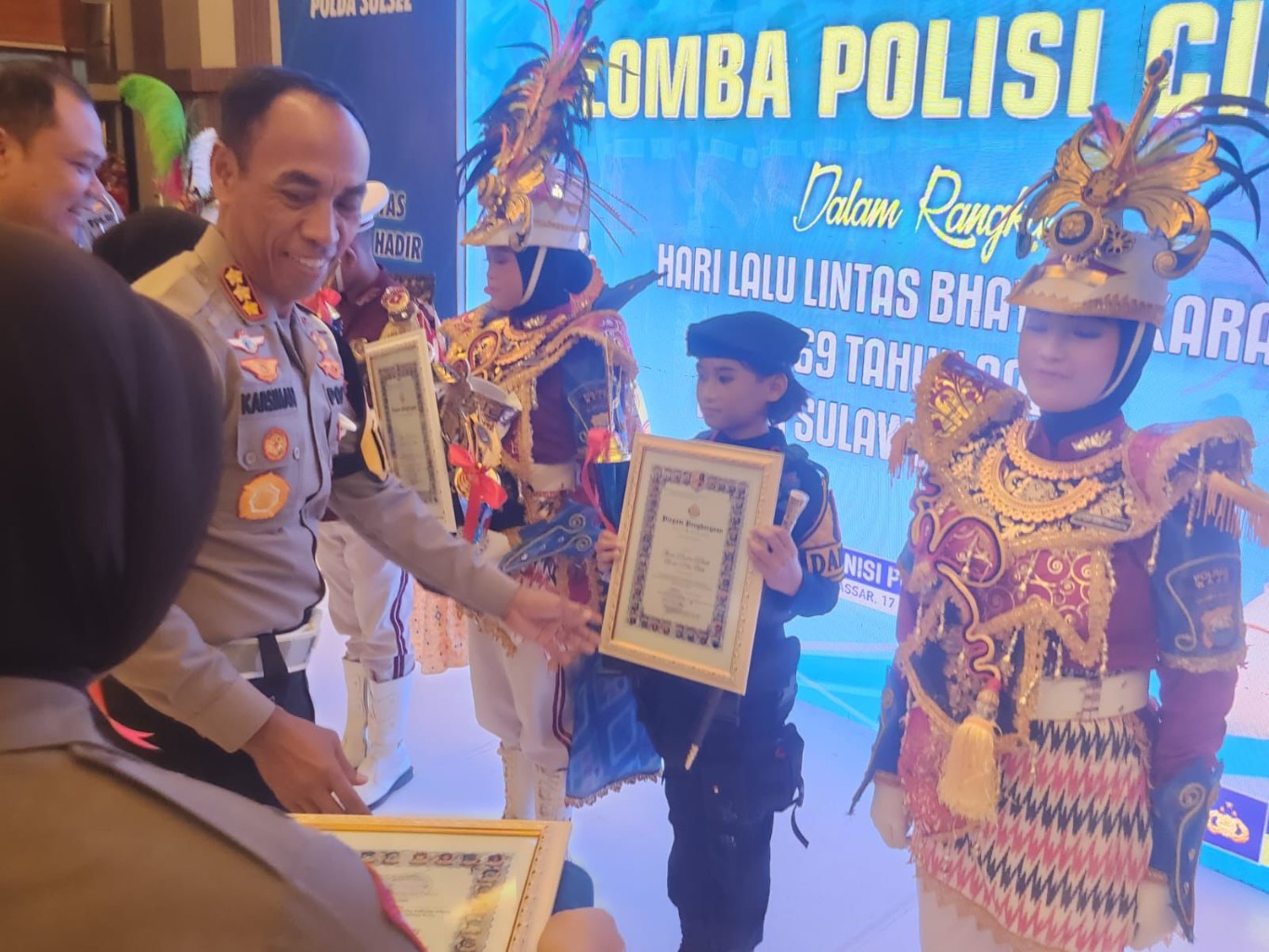 JUARA -- Danton Pocil Polres Luwu Alula Aidya Humairoh meraih juara sebagai Danton terbaik. Penyerahan hadiah dilakukan Ketua Bhayangkari Daerah Sulsel Ny Dewwi Andi Rian.
