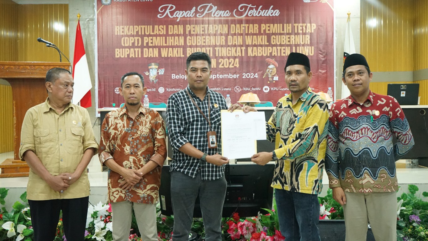 PLENO PENETAPAN -- KPU Luwu menunjukan berita acara  rapat pleno terbuka rekapitulasi dan penetapan DPT KPU Kabupaten Luwu, Jumat (20/9).
