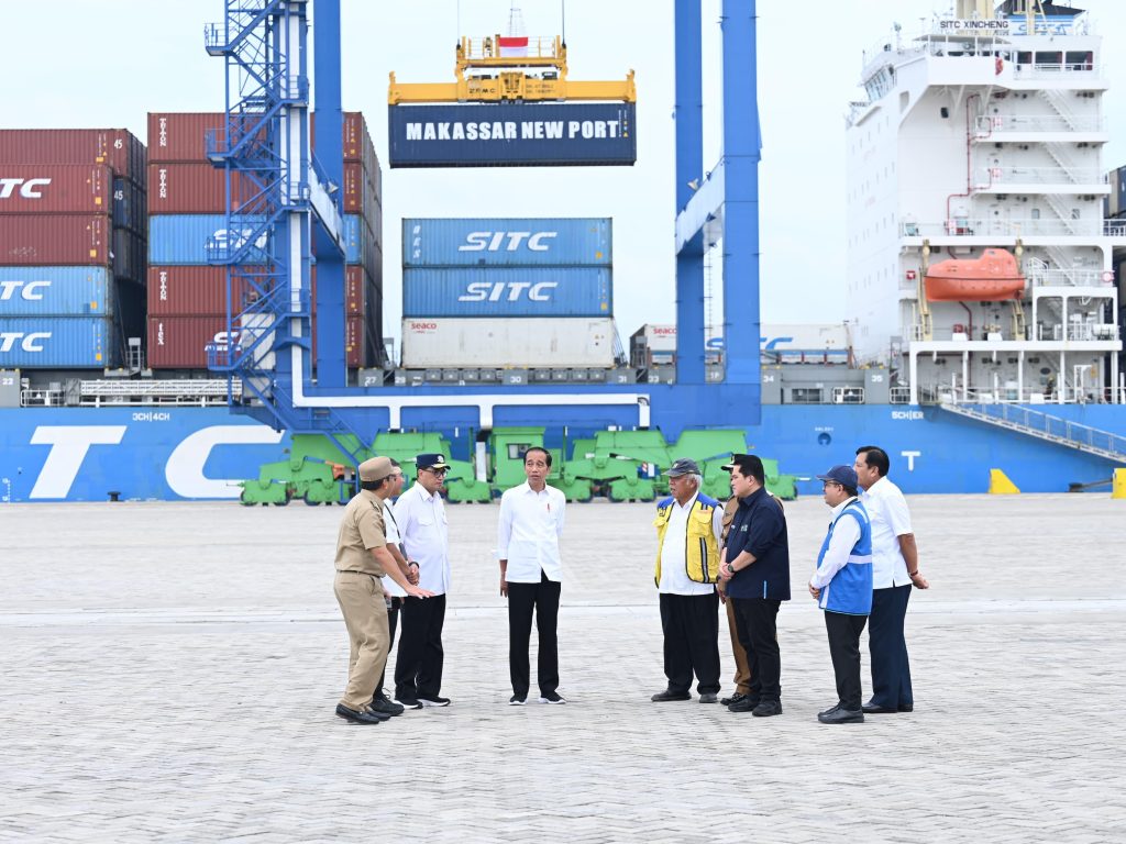 int
PROYEK--Presiden RI Joko Widodo saat berada di salah satu proyek strategis pemerintah pusat yakni Makassar New Port.Berbagai proyek strategis akan dilanjutkan oleh  Presiden terpilih Prabowo S nantinya usai pergantian kepemimpinan.