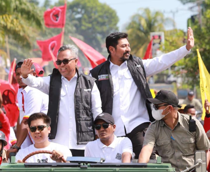 ARAK-ARAKAN -- Ribuan pendukung dan simpatisan meramaikan arak-arakan pasangan bakal calon Bupati dan Wakil Bupati Luwu Timur, Budiman dan Mochammad Akbar Andi Leluasa (Budiman-Akbar), di Kecamatan Tomoni, Minggu (15/9).