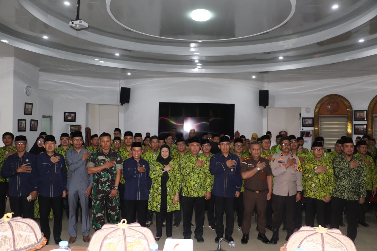 RESMI -- Bupati Luwu Timur, H Budiman foto bersama usai resmi menahkodai PD DMI Kabupaten Luwu Timur Masa Khidmat 2024 - 2029. Pengukuhannya dilakukan Ketua PW DMI Sulsel Mayjen TNI (Purn) Andi Muhammad Bau Sawa di Aula Rujab Bupati Luwu Timur, Selasa (10/9).
