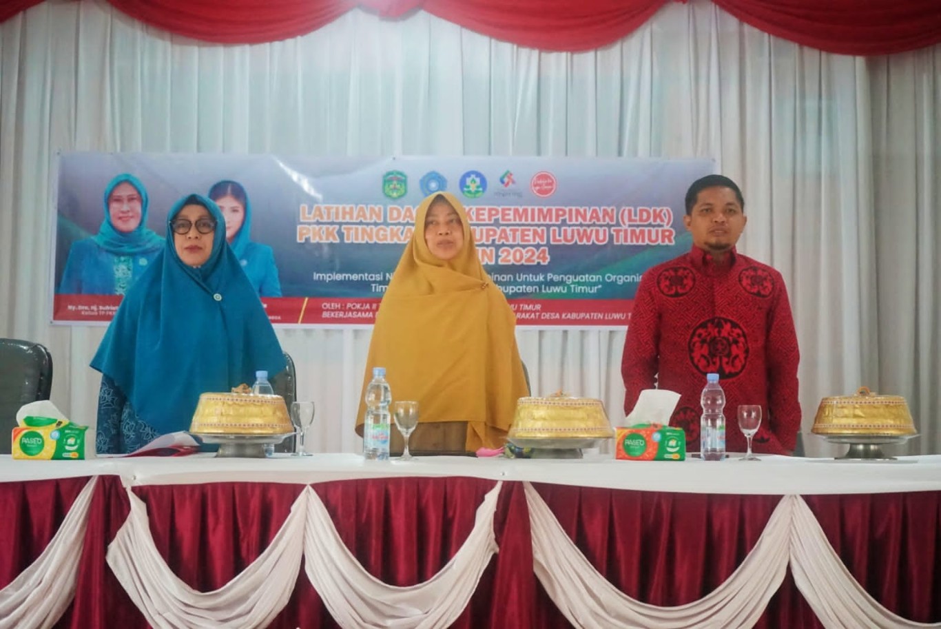 LDK -- TP PKK Kabupaten Luwu Timur bidang Pokja II bekerjasama Dinas Pemberdayaan Masyarakat dan Desa (PMD) Lutim menggelar Latihan Dasar Kepemimpinan (LDK) tingkat Kabupaten, di Aula Dinas Dikbud Lutim, Senin (2/9).