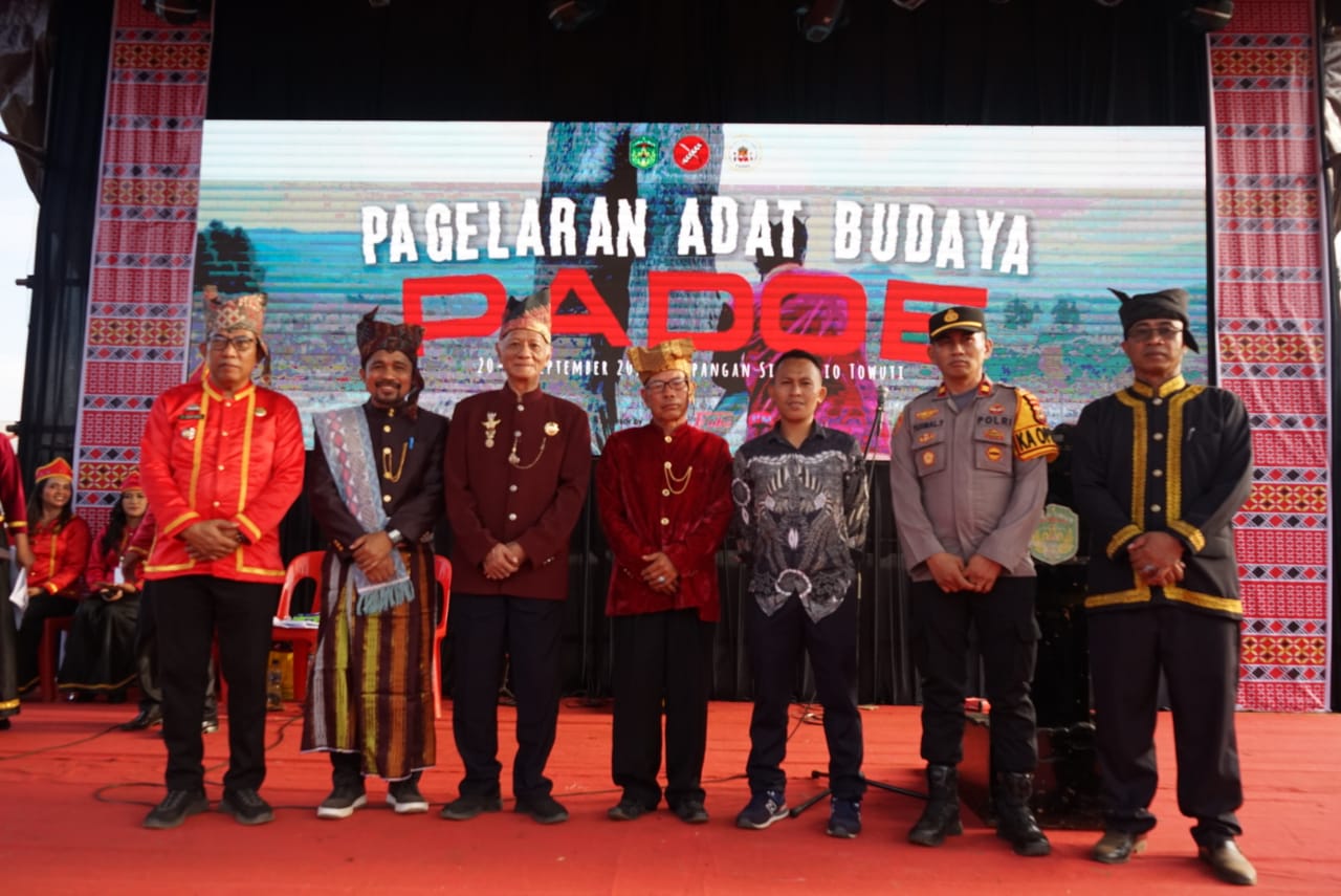 ADAT PADOE -- Dinas Pendidikan dan Kebudayaan (Dikbud) Pemkab Luwu Timur bekerjasama dengan kerukunan adat Padoe menggelar pergelangan seni dan adat budaya Padoe, di lapangan Sirio-Rio, Kecamatan Towuti, Jumat (20/9).